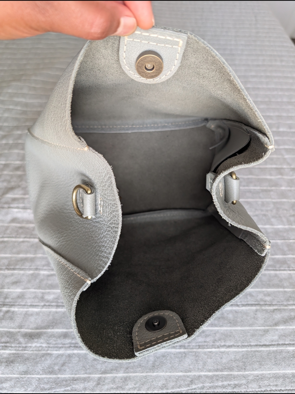 NWOT Butterfly Bucket Bag Pebbled Leather Crossbody in Light Gray No Strap - Picture 8 of 11